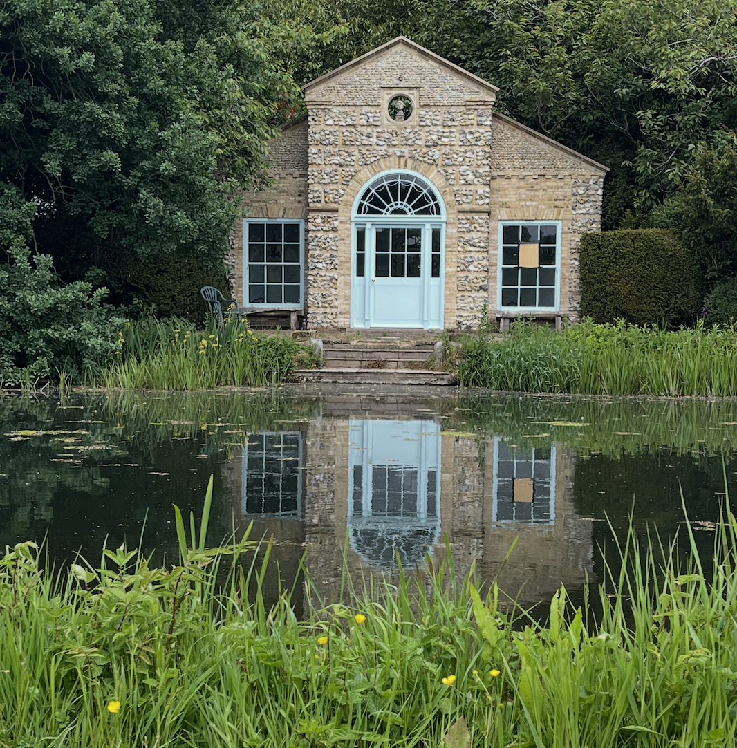 Screenshot 2025-05-25 at 22.42.47 Vivienne Hill hands out mid blue background